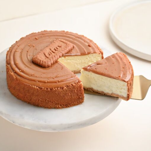 Biscoff Bliss Cheesecake Delight – creamy cheesecake with Biscoff cookie crust and caramelized Biscoff topping.
